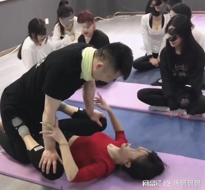 大阳城集团娱乐男教练教瑜伽时不断要求女生把腿打开那啥都炸开了…(图3)