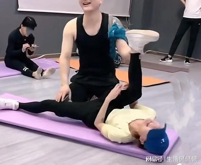 大阳城集团娱乐男教练教瑜伽时不断要求女生把腿打开那啥都炸开了…(图4)