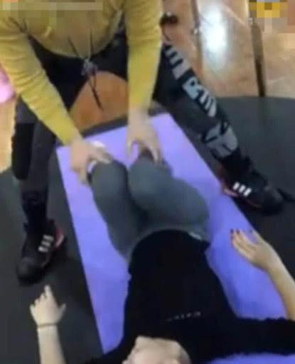 大阳城集团娱乐健身教练帮助女学员连瑜伽 不料却做出这动作 网友 不要脸(图2)