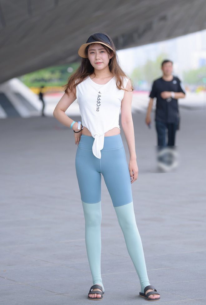 大阳城集团娱乐小姐姐穿瑜伽裤尽显尴尬勒出的曲线摄影师都要脸红(图2)