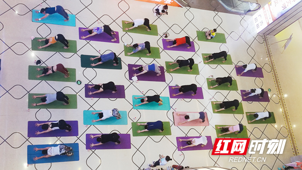 快闪！30多名瑜伽爱好者长沙卖场集体挑战最难瑜伽体式(图1)