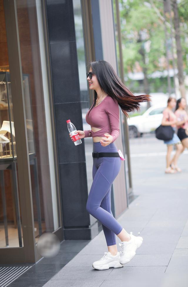 大阳城集团娱乐瑜伽裤配上腰包才更像是健身女郎(图1)