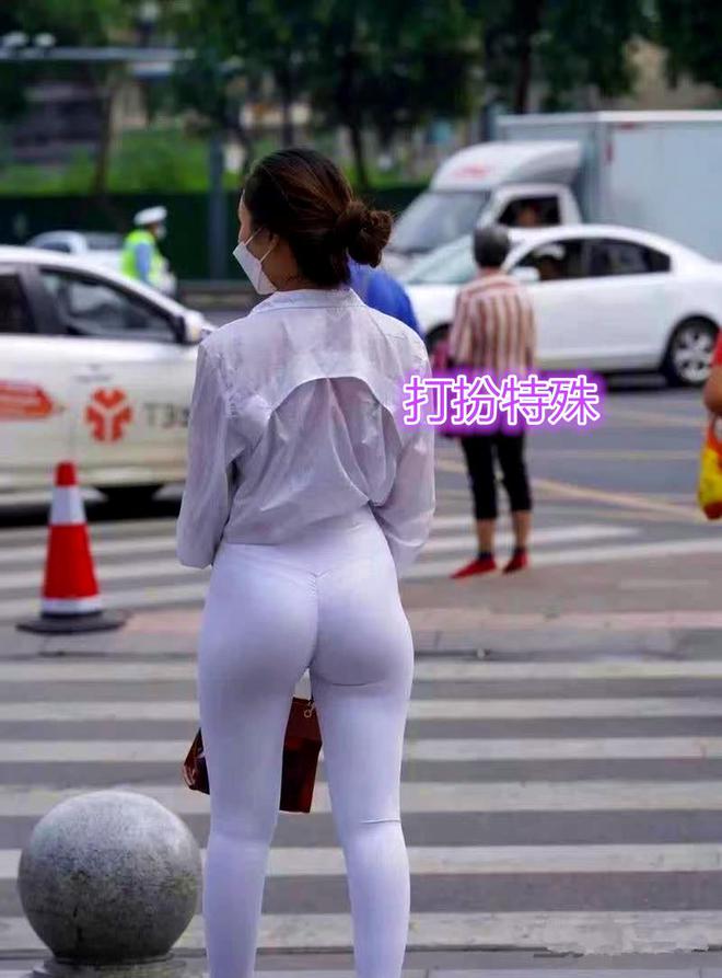 大阳城集团娱乐中年女子穿瑜伽裤逛街路人纷纷侧目网友：这美女的身材绝绝子(图1)
