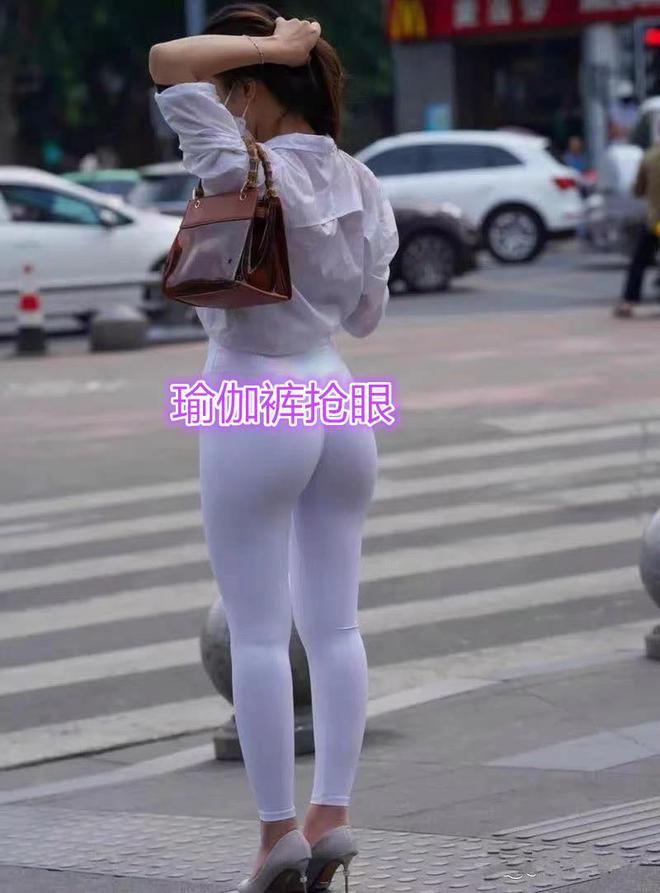 大阳城集团娱乐中年女子穿瑜伽裤逛街路人纷纷侧目网友：这美女的身材绝绝子(图3)