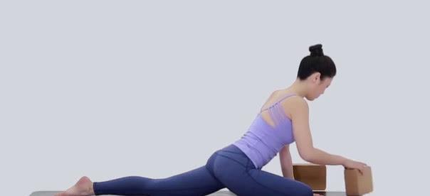 大阳城集团娱乐瑜伽美女热身运动紧身裤显好身材网友：这身材有女人味(图3)