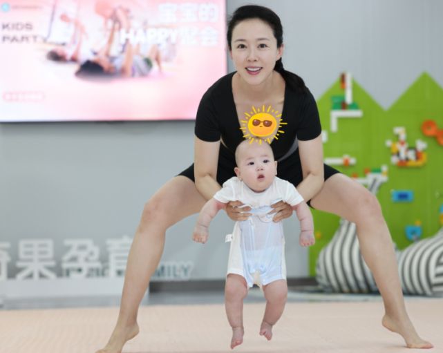 大阳城集团娱乐颜丹晨带3个月大儿子练瑜伽恩宝表情淡定配合默契好有爱(图2)