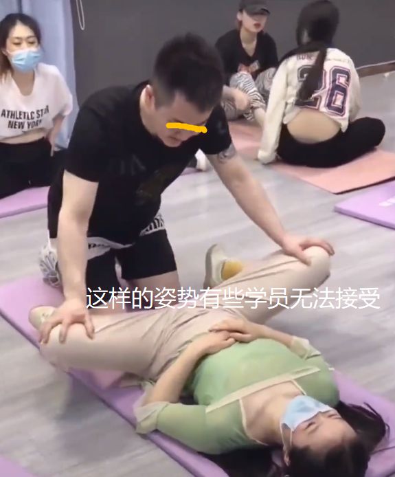 大阳城集团娱乐女子练瑜伽找男教练躺地压腿一声不吭网友：这姿势只能老公做(图2)