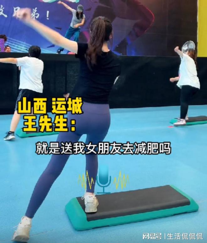 大阳城集团娱乐男教练教瑜伽时不断要求女生把腿打开这不啥都看到了…(图9)