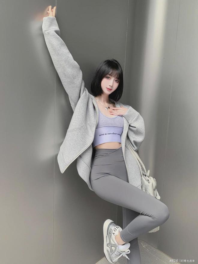 大阳城集团娱乐精致容颜与时尚潮流并存：探索女生灰色瑜伽裤的魅力(图2)