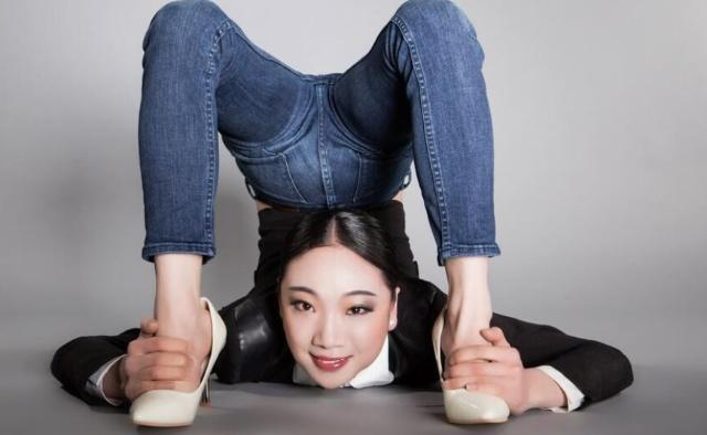 大阳城集团娱乐中国“第一柔术美女”一分钟倒立叼花摆“M”型网友：太美了！(图1)
