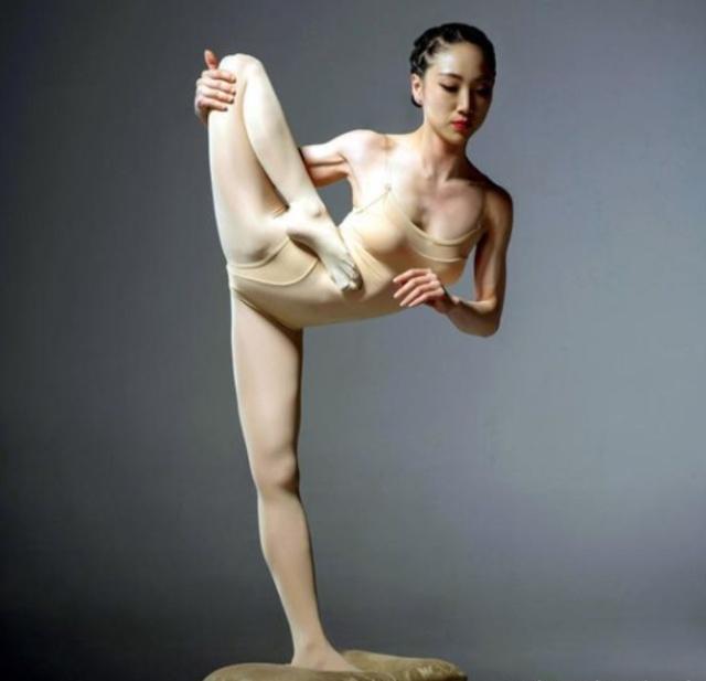 大阳城集团娱乐中国“第一柔术美女”一分钟倒立叼花摆“M”型网友：太美了！(图2)