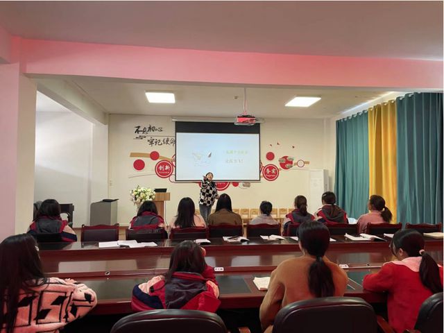 宜宾三江新区罗龙街道中心幼儿园开展教师心理减压系列活动(图2)