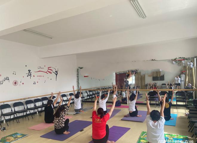 【我为群众办实事】中牟县青年路街道城区开展瑜伽兴趣班活动(图3)