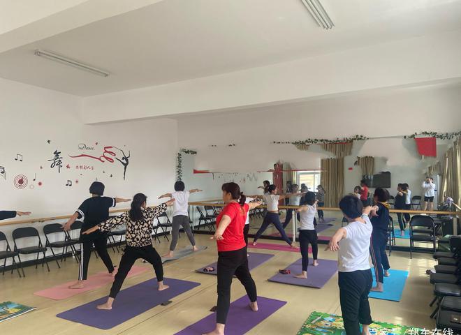 【我为群众办实事】中牟县青年路街道城区开展瑜伽兴趣班活动(图2)