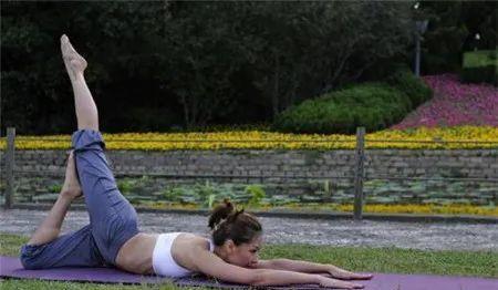 大阳城集团娱乐女人练习瑜伽需做好哪些事(图2)