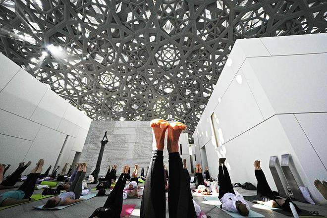 【图集】登上伦敦眼躺进博物馆：全球爱好者庆祝国际瑜伽日(图1)