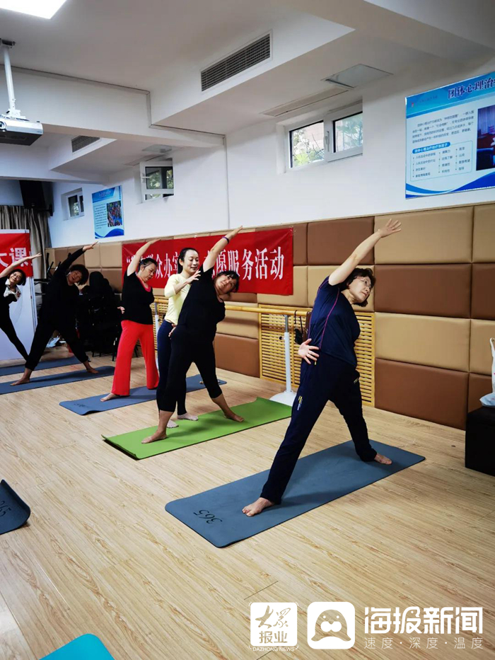 济南市全民健身中心走进青年东路社区开展瑜伽健身指导活动(图1)