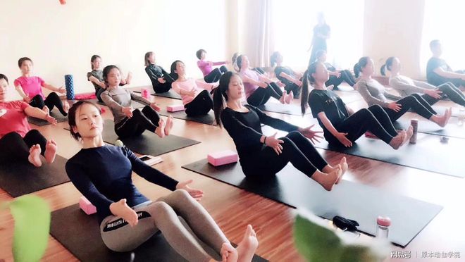 大阳城集团娱乐原本瑜伽教练是一份美丽的事业如何正确看待瑜伽教练职业。(图3)