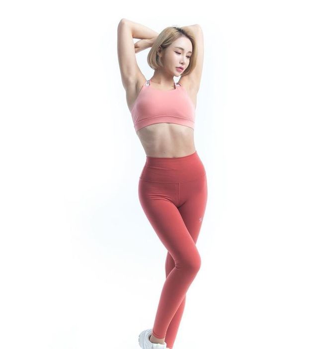 大阳城集团娱乐模特紧身素色上衣瑜伽裤勾勒迷人身材简直可以让人疯狂(图1)
