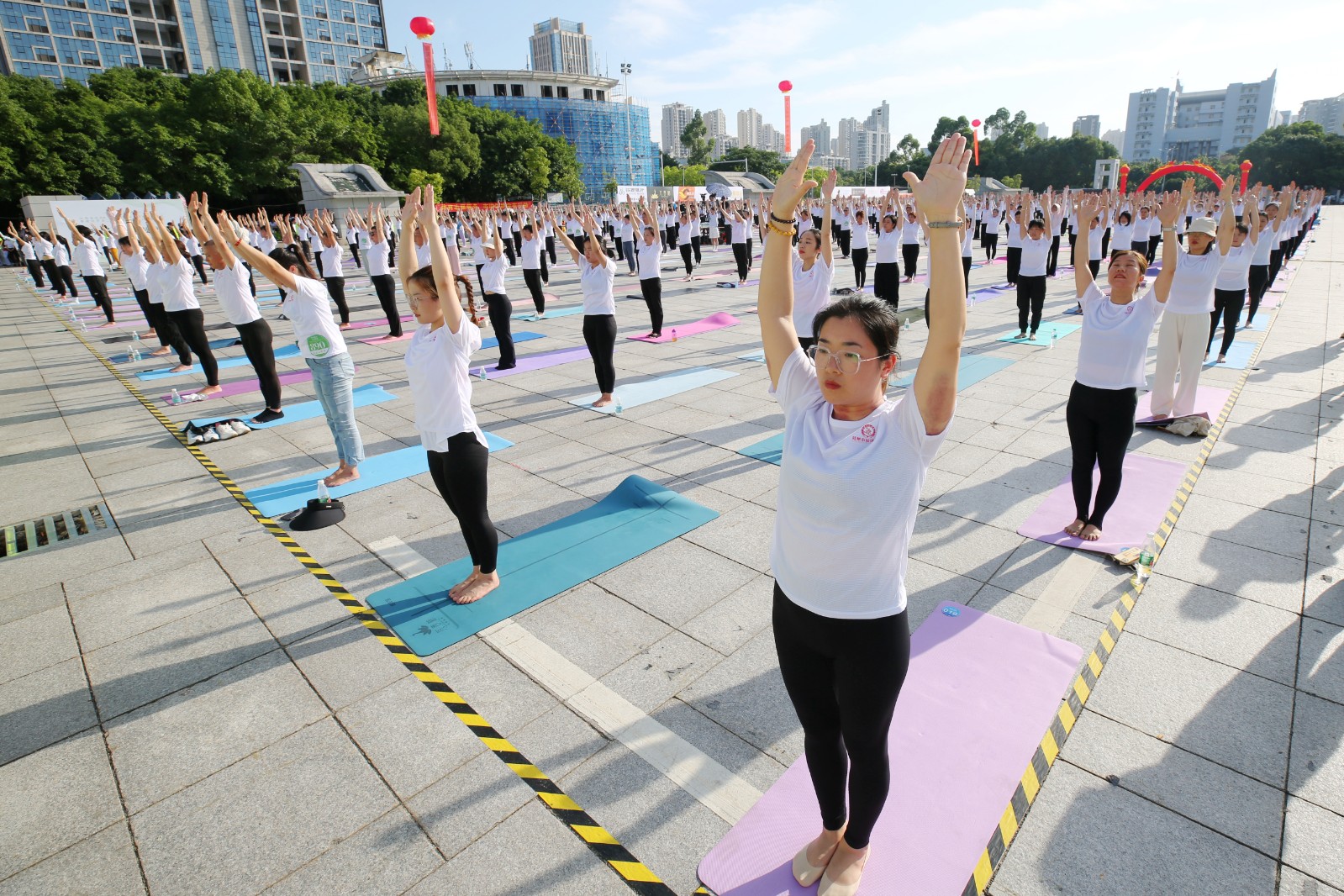 大阳城集团娱乐江西赣州第二届健身瑜伽千人马拉松赛举行(图1)