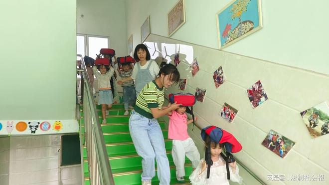 四川泸州：江阳区通滩镇中心幼儿园开展防地震安全演练(图1)