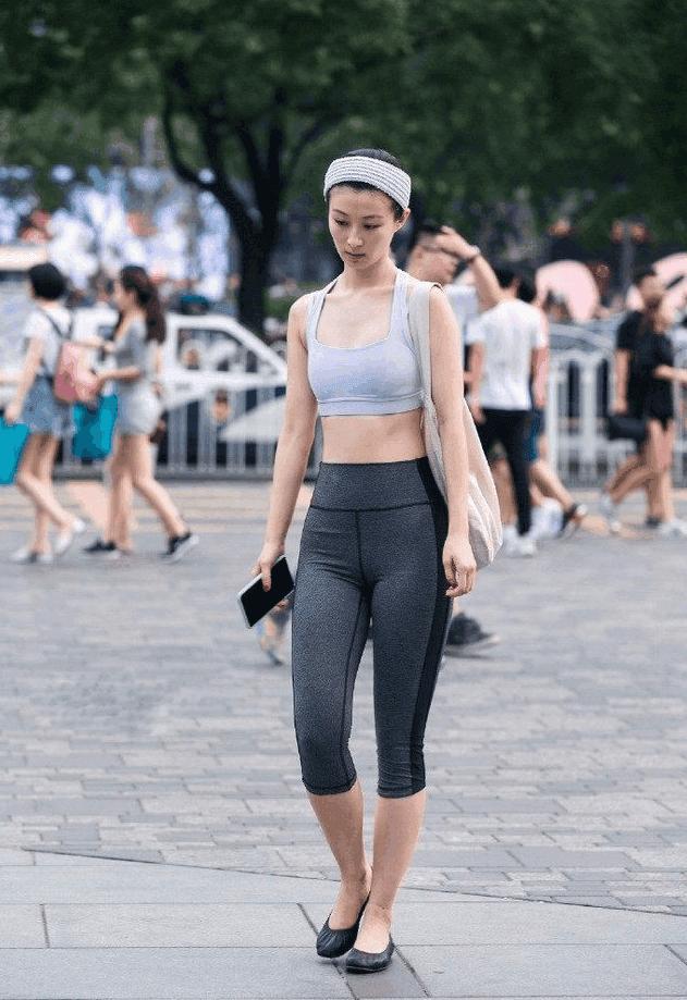 大阳城集团娱乐微胖女生可以这样试试今年最流行瑜伽裤穿上完美勾勒好身材(图5)