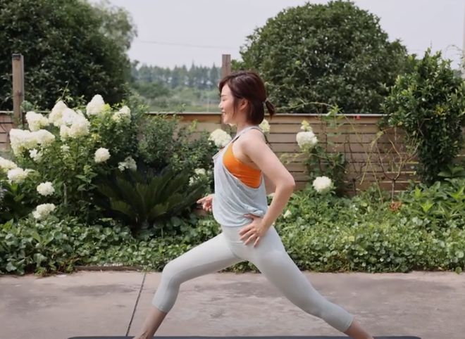 香港女孩练习瑜伽舒展身心的体式像小孩一样无忧无虑(图4)