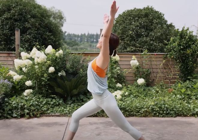 香港女孩练习瑜伽舒展身心的体式像小孩一样无忧无虑(图3)