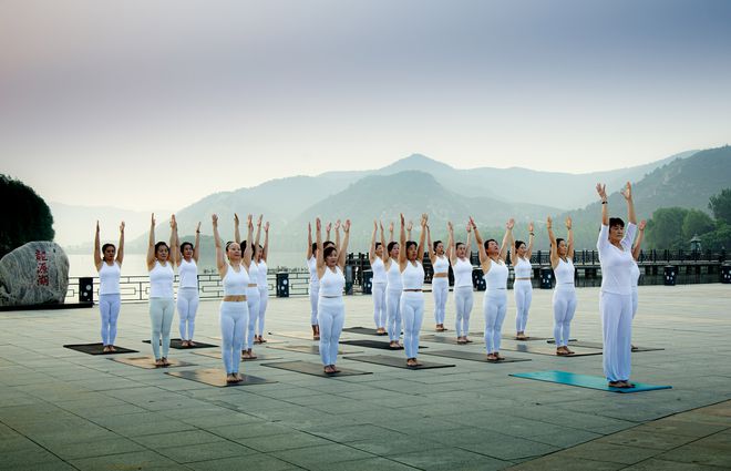 大阳城集团娱乐辽宁朝阳30名美女方队盛装户外演绎瑜伽之美(图1)