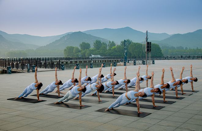 大阳城集团娱乐辽宁朝阳30名美女方队盛装户外演绎瑜伽之美(图2)