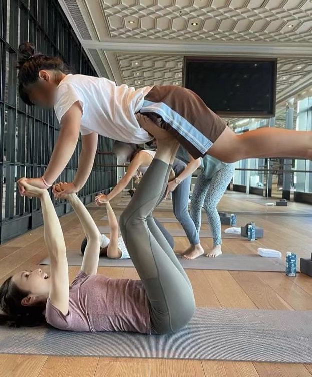 大阳城集团娱乐黎姿带女儿练瑜伽母女四人挑战高难度撑体动作一个赛一个厉害(图4)