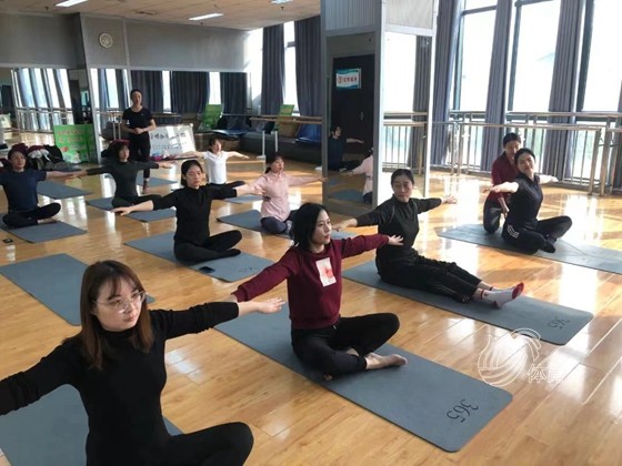 大阳城集团娱乐免费瑜伽体验！济南市全民健身中心开展庆“三八”妇女节主题活动(图2)