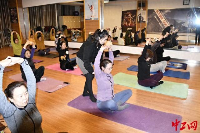 鹤壁市总工会举办“工会晚八点”春季瑜伽培训班(图1)