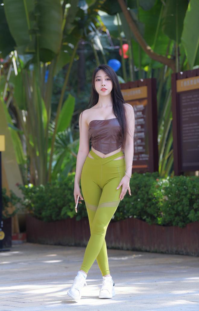 大阳城集团娱乐把瑜伽裤当成休闲裤来穿的小姐姐曼妙的身姿格外动人(图1)